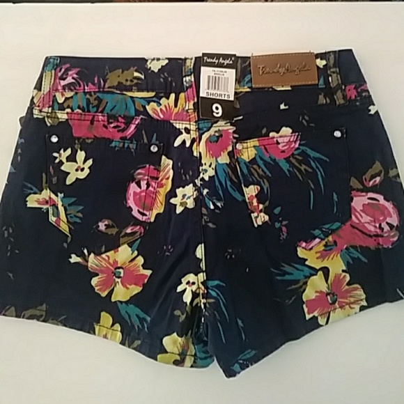 🍁NWT Floral Short Shorts - Picture 3 of 7